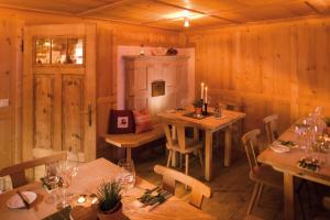 梅劳纳兹梅劳宾馆的用餐室设有木墙、桌子和蜡烛