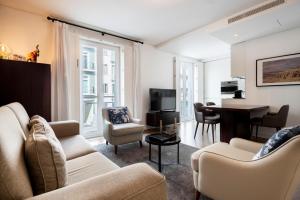 里斯本Marques Best Apartments | Lisbon Best Apartments的客厅配有沙发、椅子和桌子