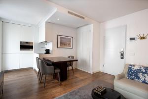 里斯本Marques Best Apartments | Lisbon Best Apartments的客厅配有桌子和沙发