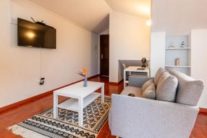 阿科达卡列塔Ribeiro´s House, New apartment with amazing sunsets的客厅配有沙发和桌子