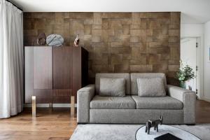 里斯本Marques Best Apartments | Lisbon Best Apartments的带沙发和墙壁的客厅