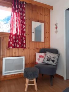 凯拉地区莫利讷Appartement avec vue à Molines au coeur du Queyras的客厅配有椅子和电视