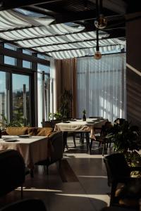 布克维SKOGUR - Home & Resort的餐厅设有桌椅和大窗户。