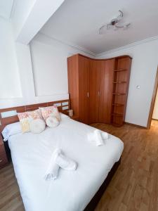 洛格罗尼奥El Balcón de Miguel的一间卧室配有带白色床单和枕头的床。