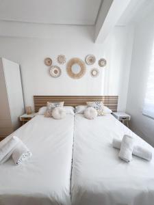 洛格罗尼奥El Balcón de Miguel的卧室内的两张床,配有白色的床单和毛巾