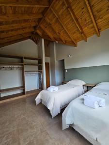 乌斯怀亚Comarca Fueguina的配有木天花板的客房设有两张床。