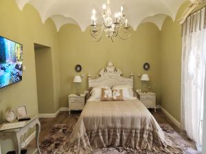 扎弗拉Hotel Boutique IULIA 5 Estrellas Premium的一间卧室配有一张大床和一个吊灯。