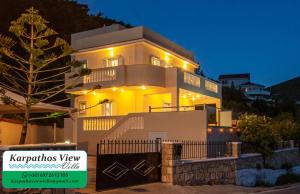 卡尔帕索斯Karpathos View Villa的一间白色的大房子,晚上有灯