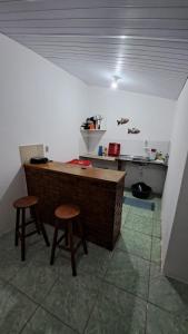贝贝里比Casa Temporada Beberibe的一间厨房,内设一个柜台和两个凳子