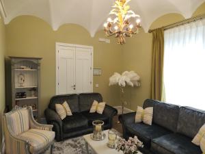 扎弗拉Hotel Boutique IULIA 5 Estrellas Premium的客厅配有两张沙发和一个吊灯。
