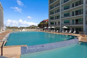 南帕诸岛Peninsula Island Resort & Spa - Beachfront Property at South Padre Island的大楼前的大型游泳池