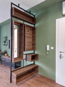弗尔尼亚奇卡矿泉镇Tilia Home的一间设有绿色墙壁和木制架子的浴室
