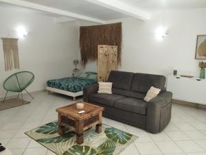 莱特鲁瓦西莱Logement 4 à 6 personnes avec Jacuzzi的带沙发和咖啡桌的客厅