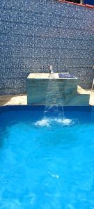 蒙加瓜Casa Mongagua的蓝色的水池中的喷泉