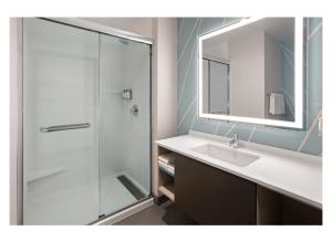 布鲁克林avid hotels - Brooklyn Dyker Heights, an IHG Hotel-BRAND NEW的一间带水槽和淋浴的浴室