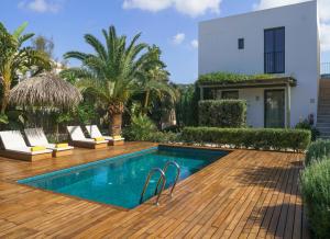 埃斯卡洛Es Caló Luxe - Formentera Break的一个带椅子的游泳池以及一座房子