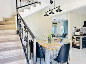 GoodlandsVilla Calodyne的用餐室以及带桌椅的起居室。