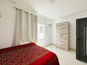 GoodlandsVilla Calodyne的一间卧室配有红色的床和木制橱柜