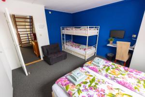 WesternielandDe Oude Smidse的一间卧室设有两张双层床和蓝色的墙壁
