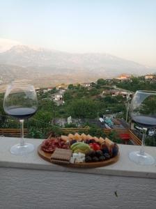 培拉特Villa Kuci, Drobonik Berat的盘子和两杯葡萄酒