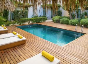 埃斯卡洛Es Caló Luxe - Formentera Break的一个带游泳池的木甲板上的游泳池