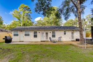 兀兰Dog-Friendly Home in The Woodlands with Fenced Yard!的白色的房子,有大院子