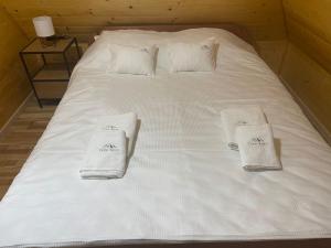 莫克拉戈拉Brvnare Golo Brdo的一张白色的床,上面有两条白色毛巾