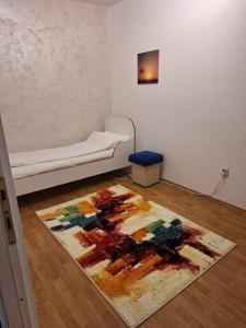 特尔古穆列什A&M的一间设有床铺的房间,地板上铺有地毯