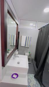 托舵道斯AHAVAH的浴室设有白色水槽和镜子