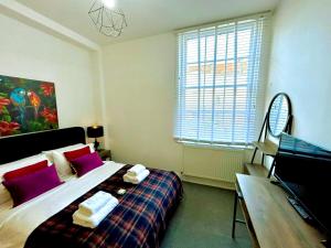 布里斯托Bristol City Stays - Cabot Circus的一间卧室配有带毛巾的床