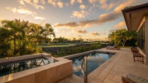 瓦克拉Mauna Lani Luxury Vacation Villas - CoralTree Residence Collection的房屋前的游泳池