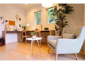 茅野Class Vesso Tateshina - Vacation STAY 51972v的客厅配有椅子和桌子
