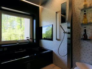茅野Class Vesso Tateshina - Vacation STAY 51980v的一间带水槽和窗户的浴室