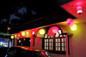 NavelimUshuaia- Entire villa, nestled in nature's embrace的一座有红灯的建筑,前面有一辆汽车