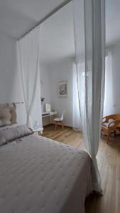 洛韦雷appartamento Enrica的一间卧室配有一张白色床架的床