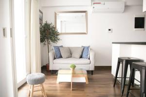利马Barranco Best Location - Apartment的客厅配有沙发和桌子