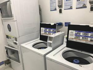 利马Barranco Best Location - Apartment的室内的实验室,有两台洗衣机