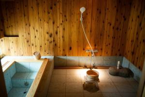 YuzawaKusakimomotose - Vacation STAY 15482的一间带浴缸和卫生间的浴室