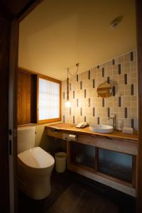 YuzawaKusakimomotose - Vacation STAY 15482的一间带卫生间和水槽的浴室