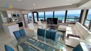 迈阿密海滩Luxury Beach Resort - HORA RENTALS的海景客厅