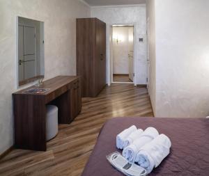 文尼察Safari-Club的酒店客房配有带水槽和毛巾的床。