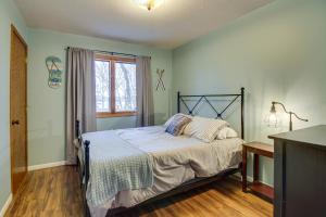 布雷纳德Waterfront Brainerd Cabin with Rice Lake Access!的一间卧室设有一张床和一个窗口