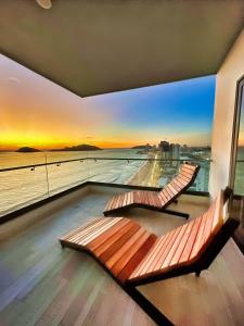 马萨特兰Altomare Seaview的海景阳台上的2张长椅