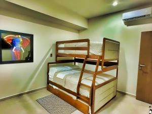 马萨特兰Altomare Seaview的一间卧室配有两张双层床。