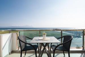 萨尔蒂Vrahakia beach的海景阳台上的桌椅