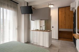 萨尔蒂Vrahakia beach的一间带水槽的浴室和一张位于客房内的床