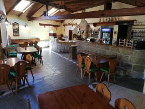 斯塔勒斯普拉维ALMI - penzion - pizzerie的一间带木桌椅的餐厅和一间酒吧
