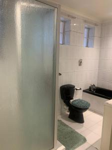 约翰内斯堡MT Perry的一间带卫生间和玻璃淋浴间的浴室