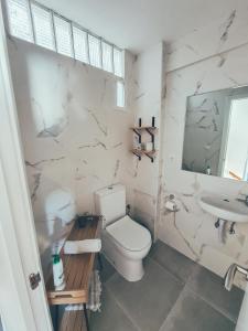 贝尼多姆Bonito triplex con increíbles vistas的一间带卫生间和水槽的浴室