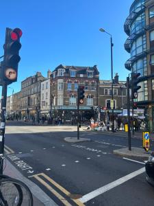 伦敦Liverpool Street Green Bedroom的一条空的城市街道,有红色的交通灯